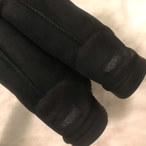 BLACK SHORT UGGS